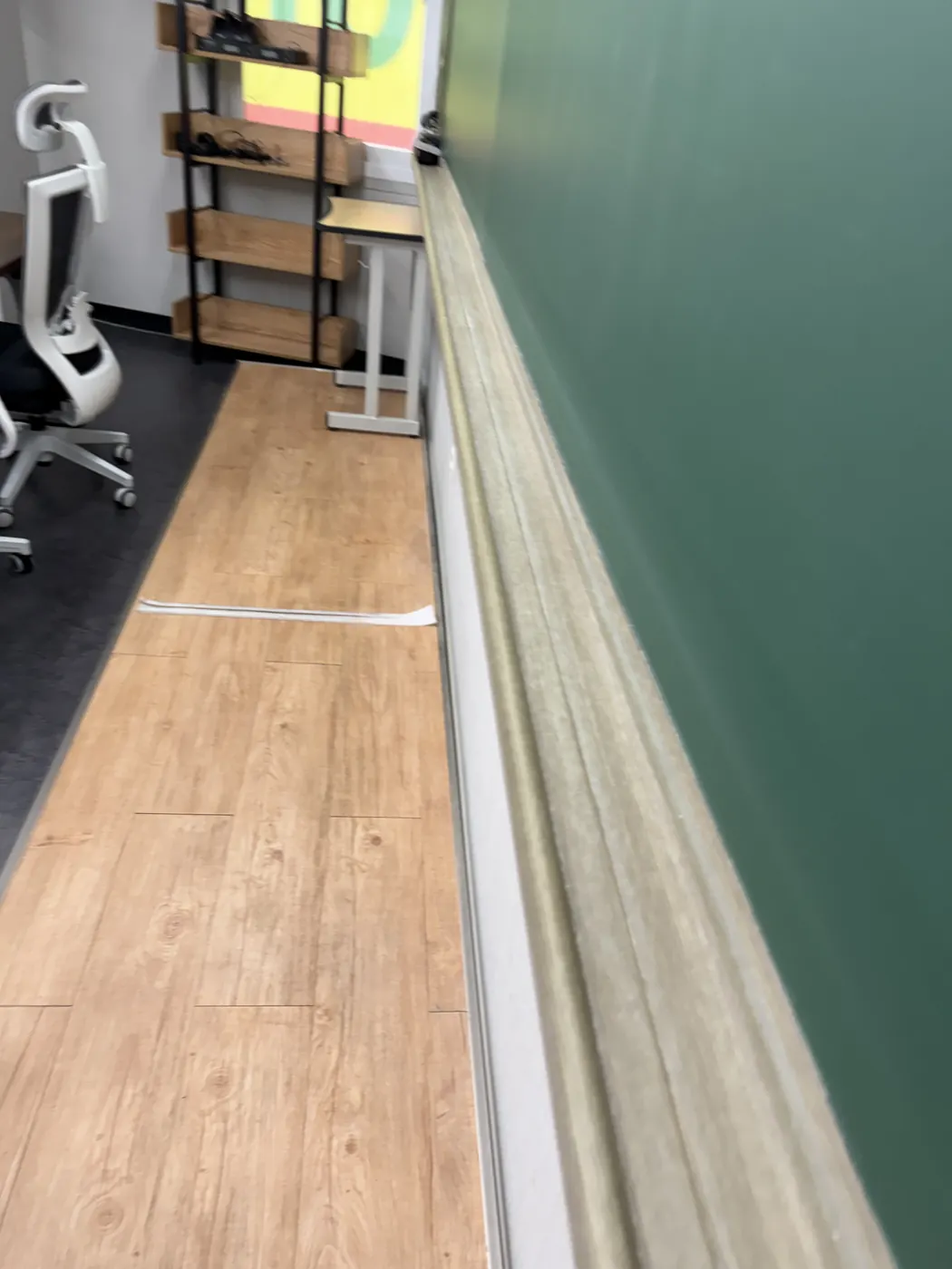 숭인동 학원청소 시공 현장 — 복도 바닥 관리