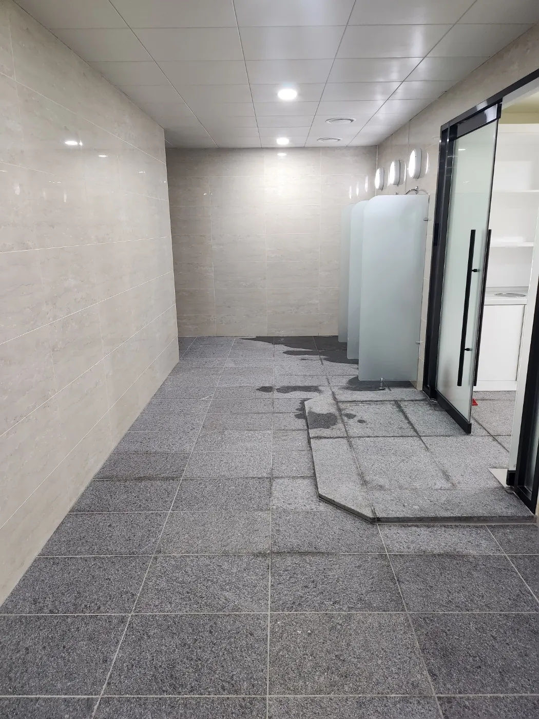 바닥 세정 — 대월면 목욕탕청소 현장
