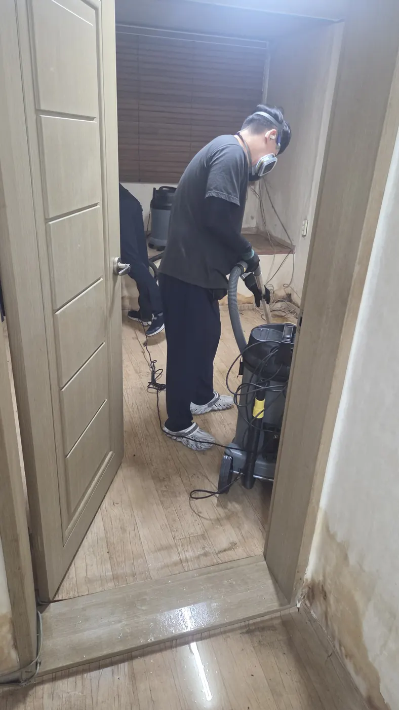 습식 진공 작업 — 경기동남부 침수청소 현장