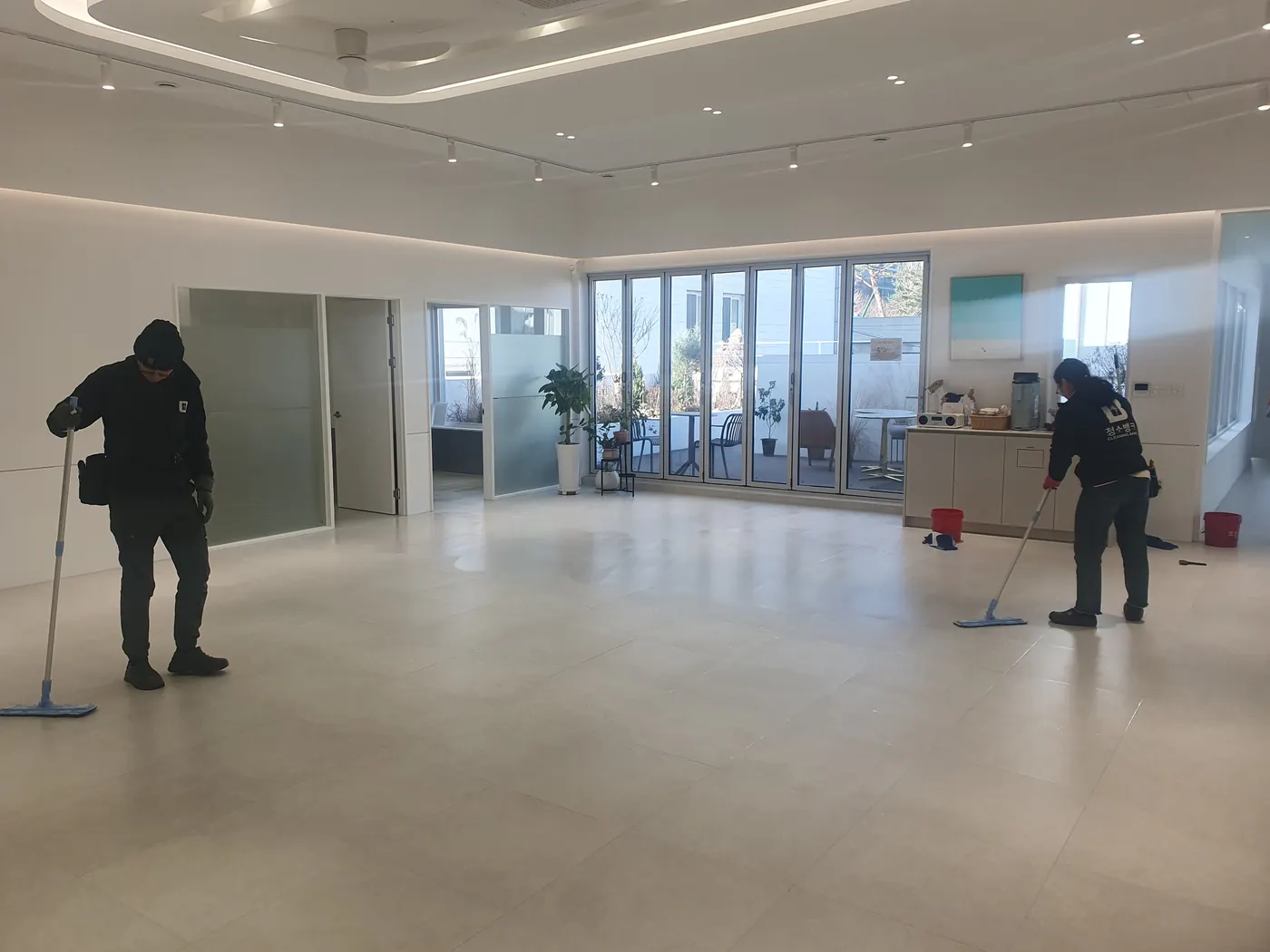 이천시 병원청소 시공 현장 — 접수 데스크 주변