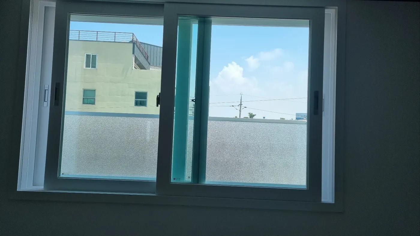 창틀 레일 청소 — 안성시 입주청소 현장