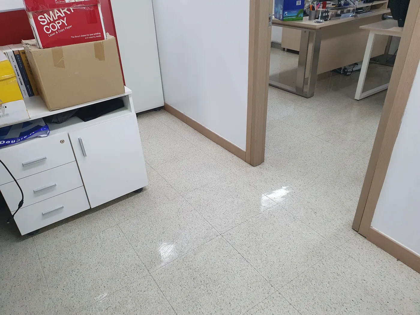 감이동 사무실청소 시공 현장 — 바닥 광택 마감