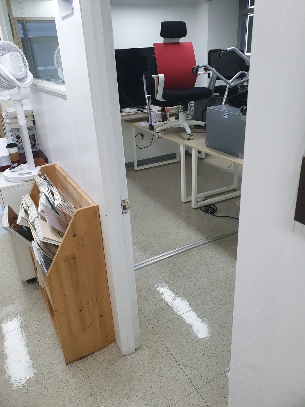 양평군 사무실청소 시공 현장 — 복도 바닥 마감