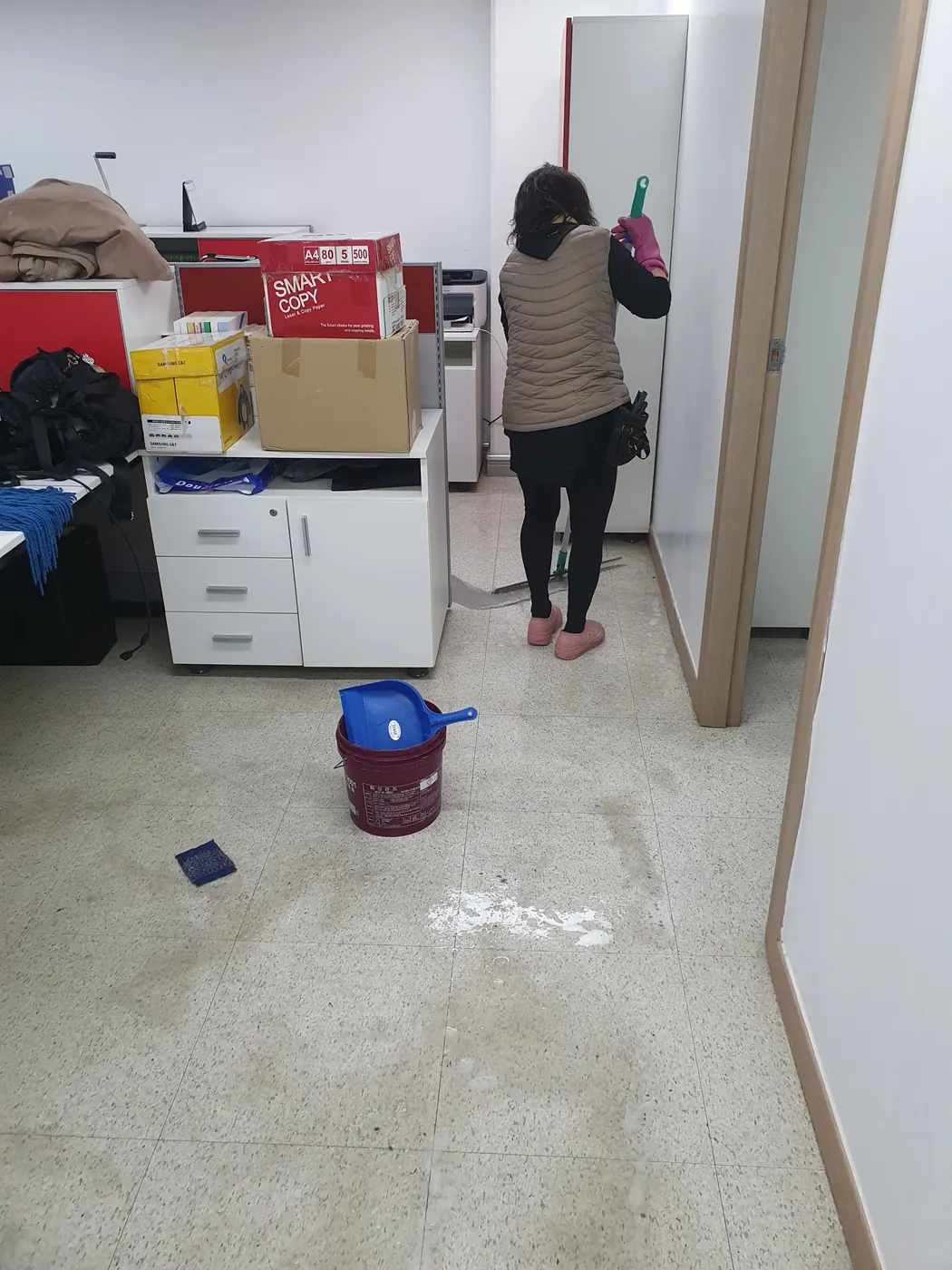 바닥 세정 진행 — 양평군 사무실청소 현장