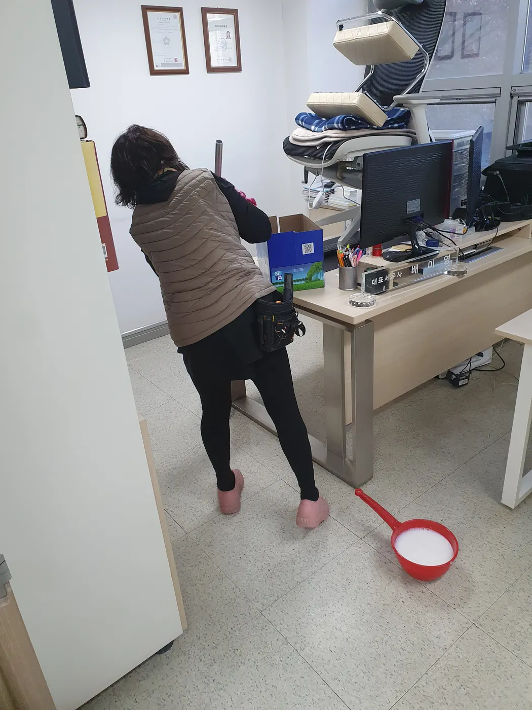 바닥 세정 진행 — 감일동 사무실청소 현장
