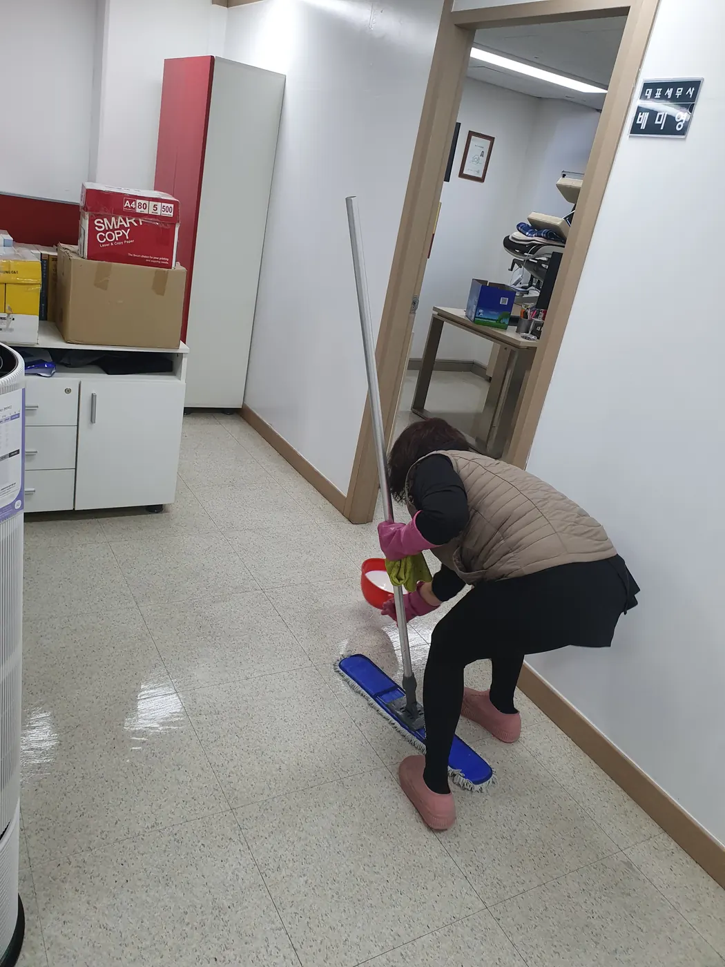 바닥 세정 진행 — 미사동 사무실청소 현장