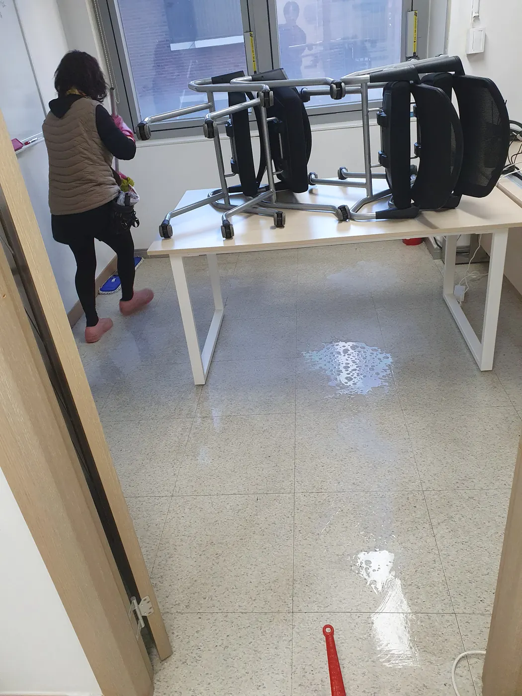 바닥 세정 진행 — 안성시 사무실청소 현장