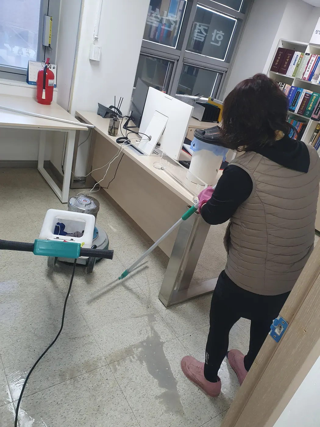 기계 세정 진행 — 경기동남부 사무실청소 현장