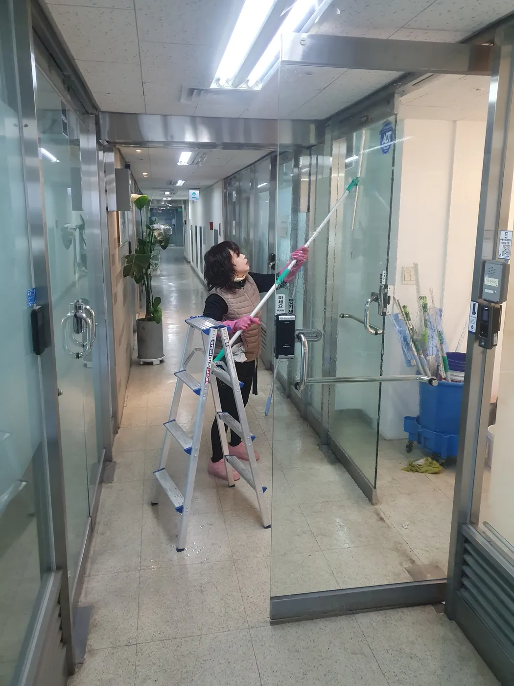 창호 청소 — 남한산성면 사무실청소 현장