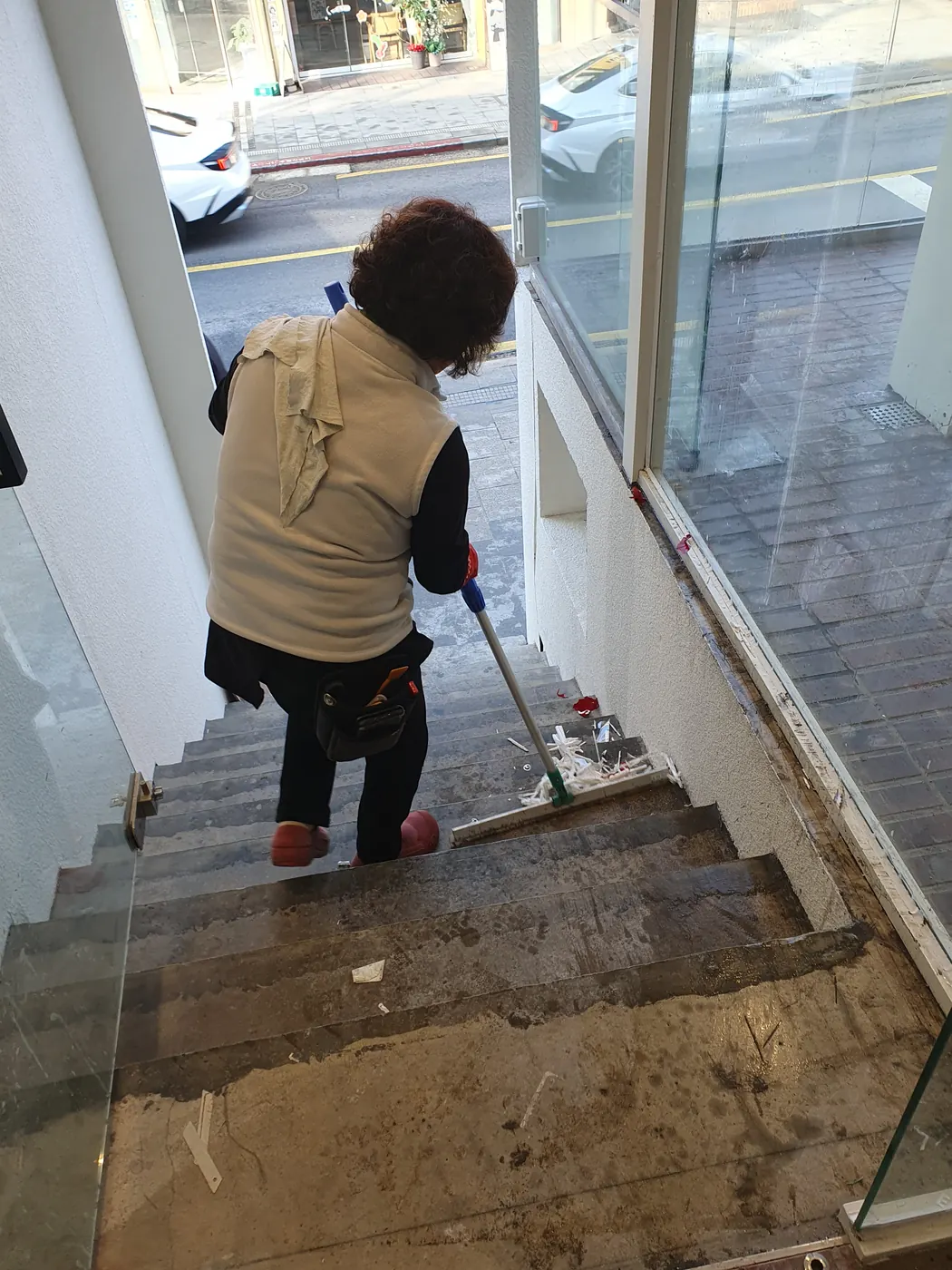 감이동 식당청소 시공 현장 — 주방 바닥 세정