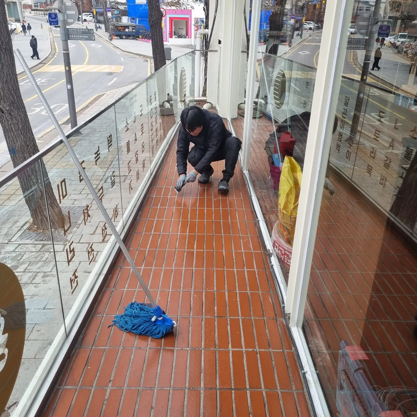 항동 식당청소 시공 현장 — 주방 바닥 세정