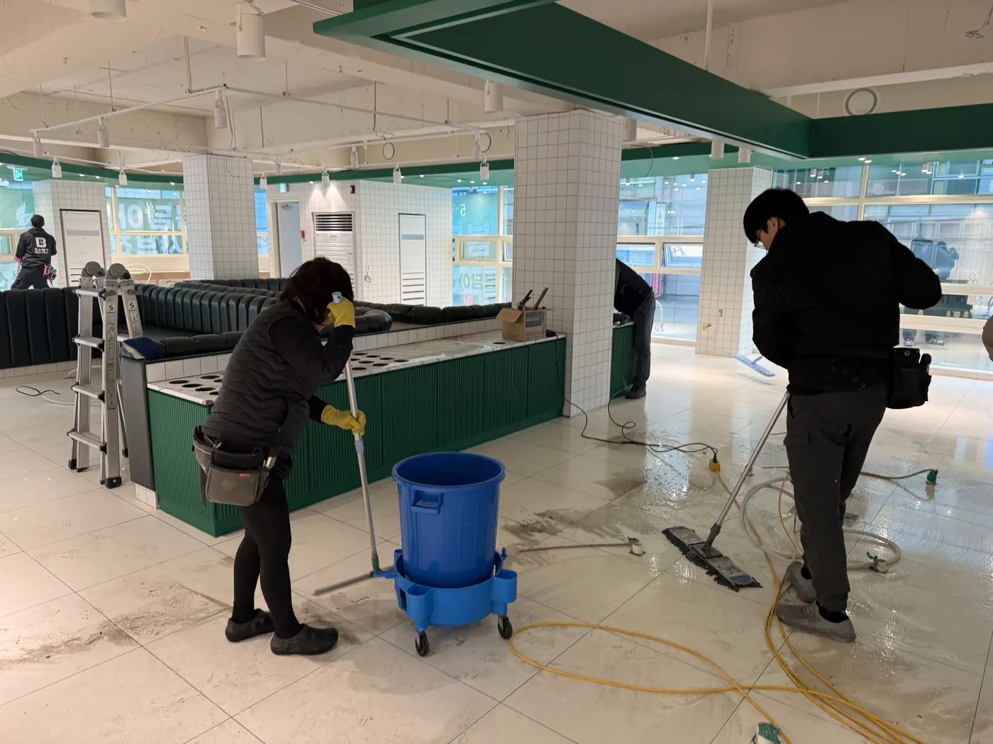 고담동 식당청소 시공 현장 — 바닥 마감 상태