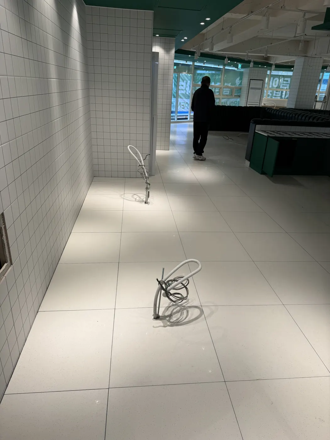 현수동 식당청소 시공 현장 — 주방 바닥 세정