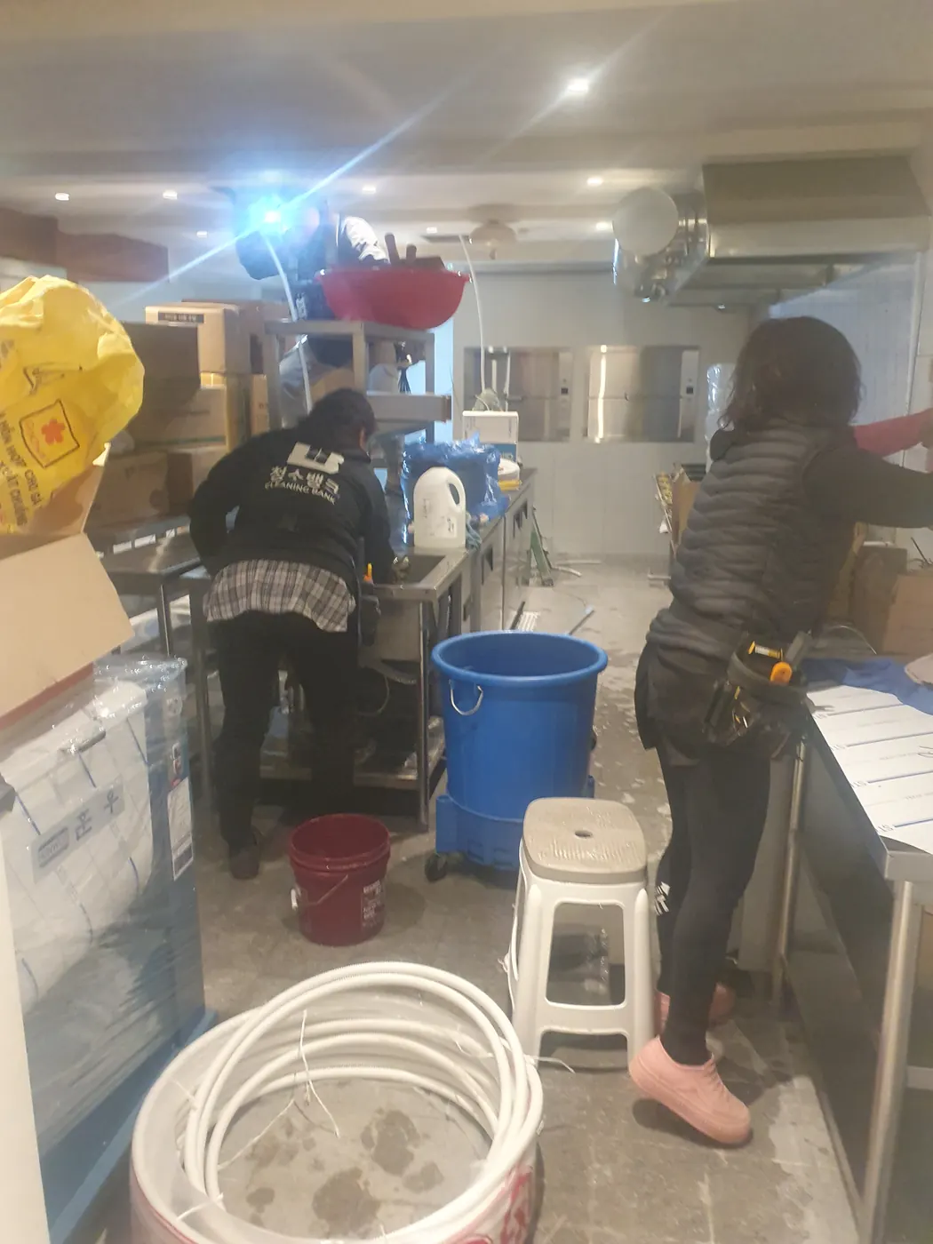 작업 진행 — 여수동 식당청소 현장