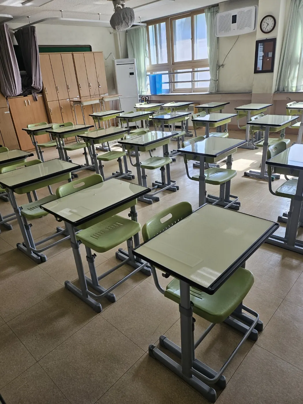 신장동 학교청소 시공 현장 — 교실 정리
