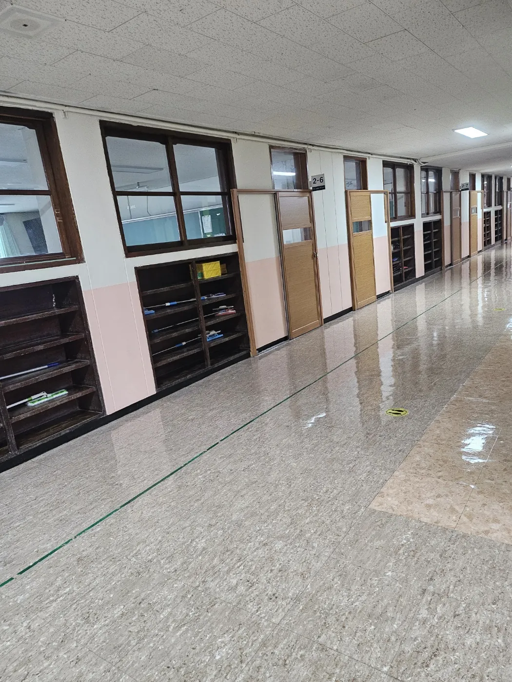 월송동 학교청소 시공 현장 — 통로 정리