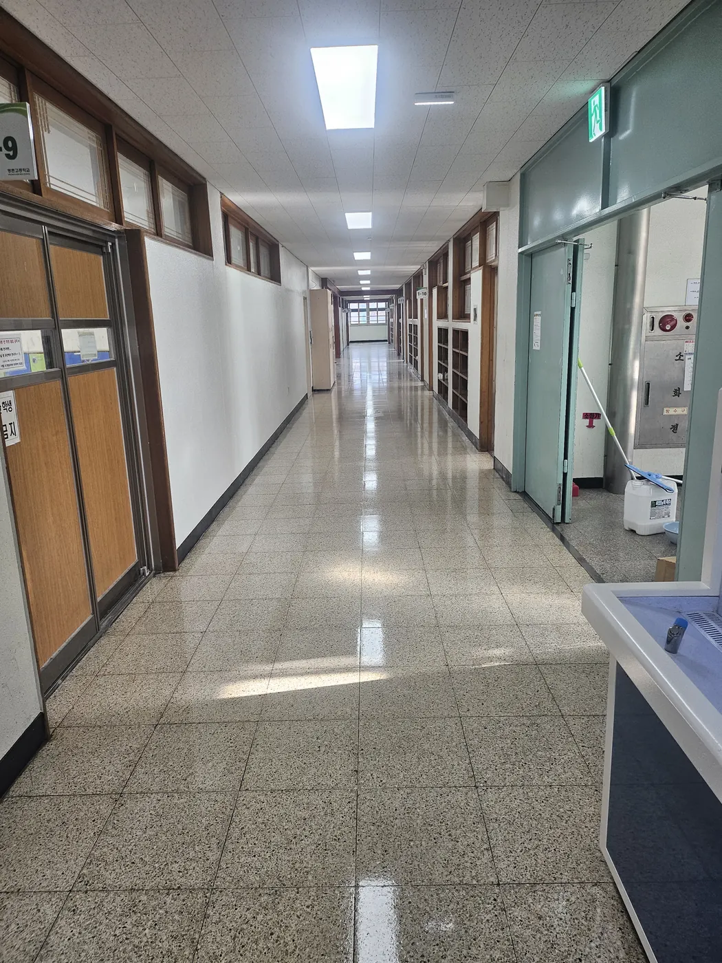 옥천면 학교청소 시공 현장 — 복도 관리