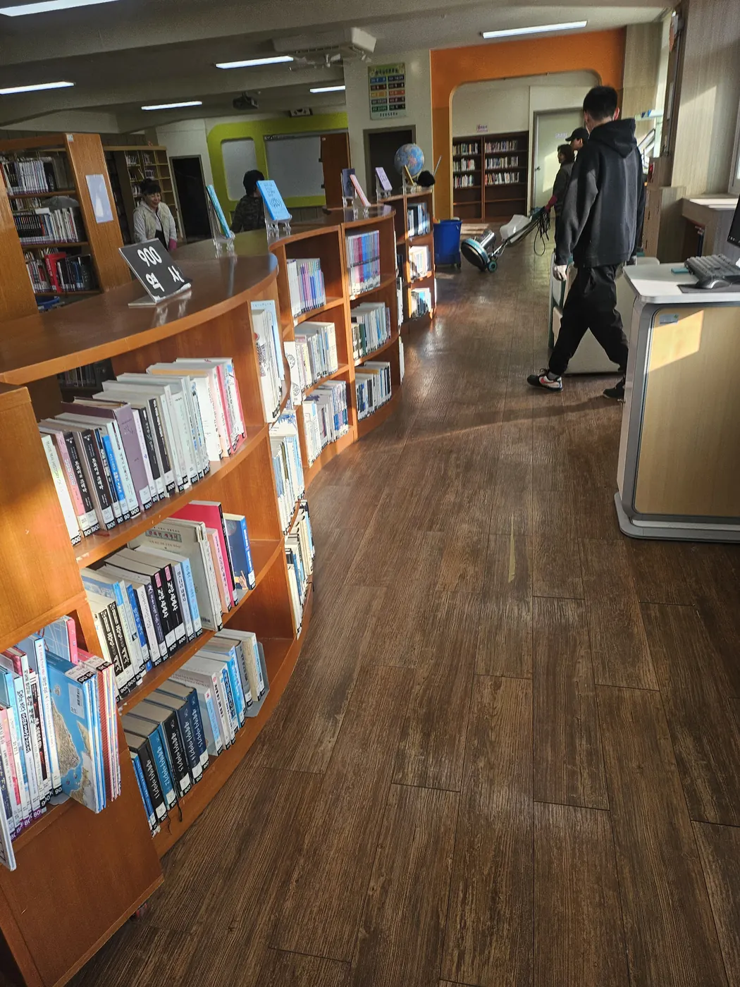 도서관 정리 — 대천동 학교청소 현장