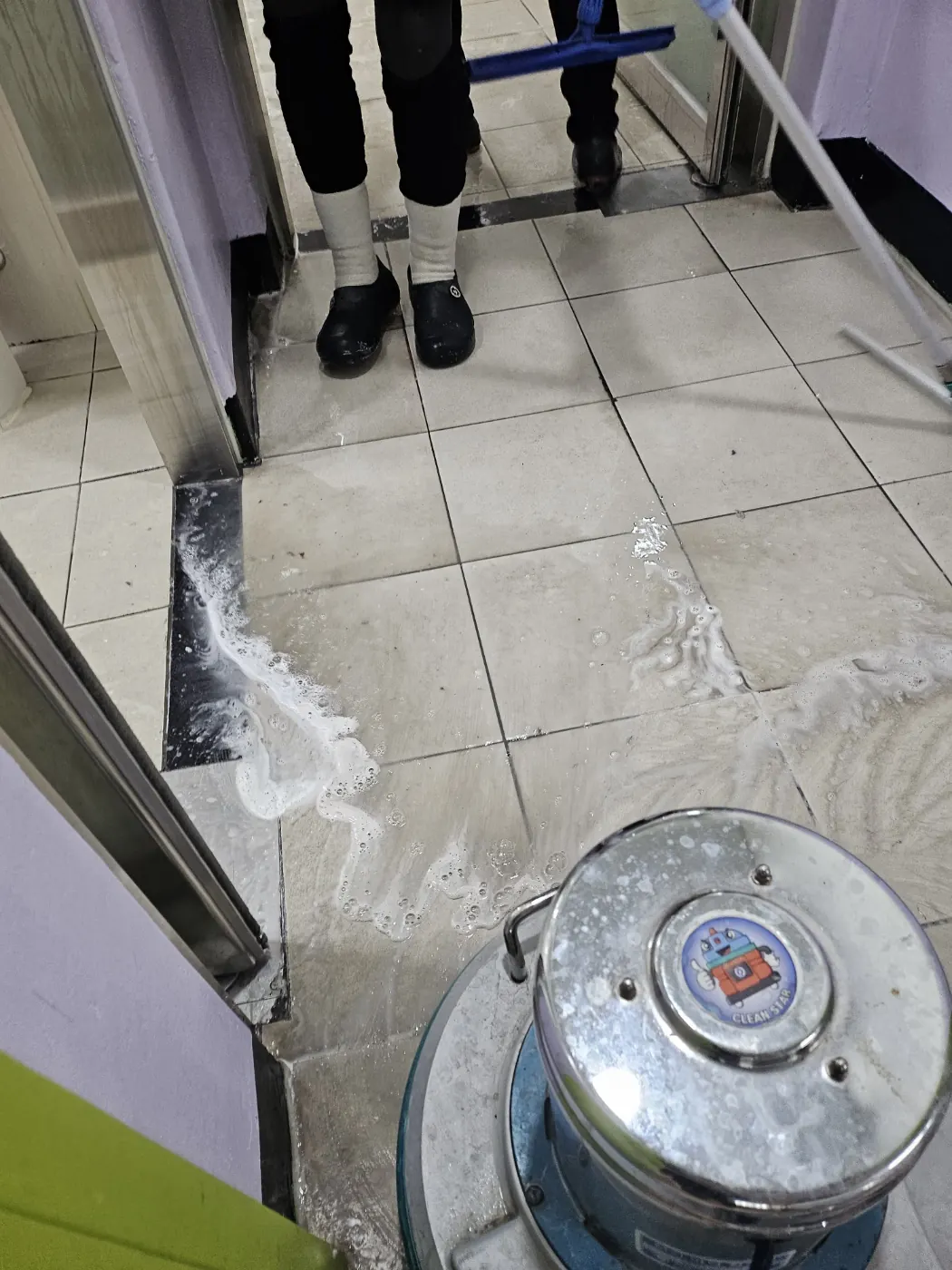 바닥 기계 세정 — 초일동 학교청소 현장