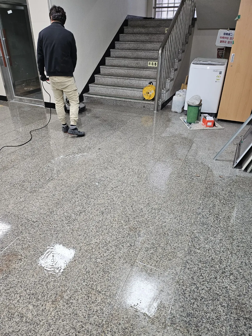 바닥 기계 세정 — 안성시 학교청소 현장