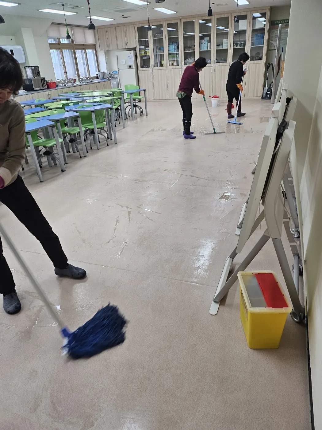 바닥 물걸레 마감 — 이천시 학교청소 현장