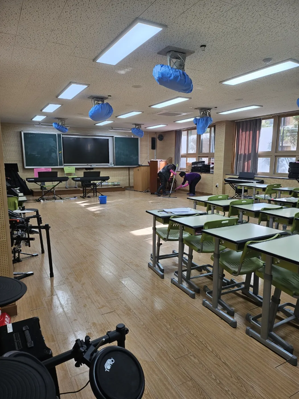 바닥 물걸레 마감 — 성남 분당구 학교청소 현장