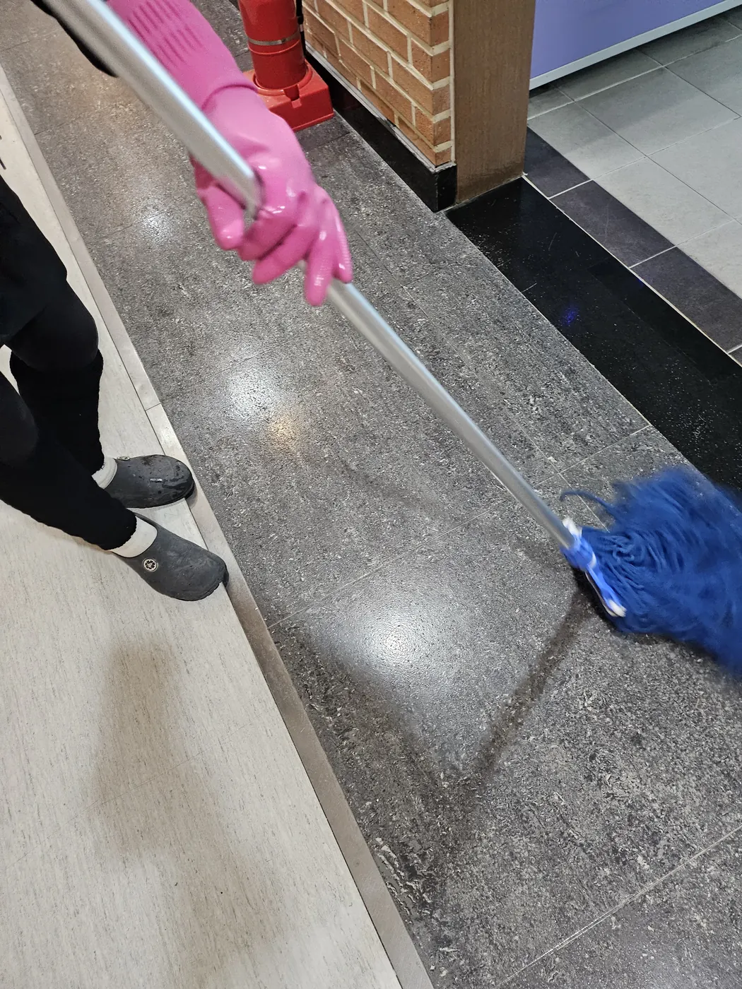 세정 진행 — 신둔면 학교청소 현장